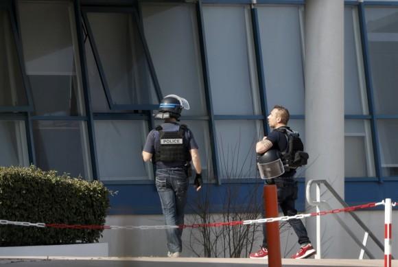 Police inside the Tocqueville high school after a shooting has taken place injuring at least eight people, in Grasse, southern France, March 16, 2017. (REUTERS/Eric Gaillard)