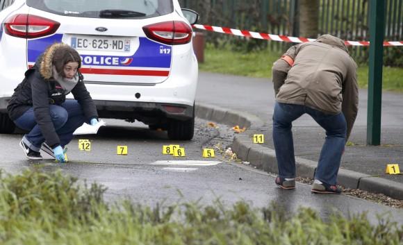 Police investigators at the scene of a shooting in the northern Paris suburb of Stains, France, on March 18, 2017. (REUTERS/Charles Platiau)