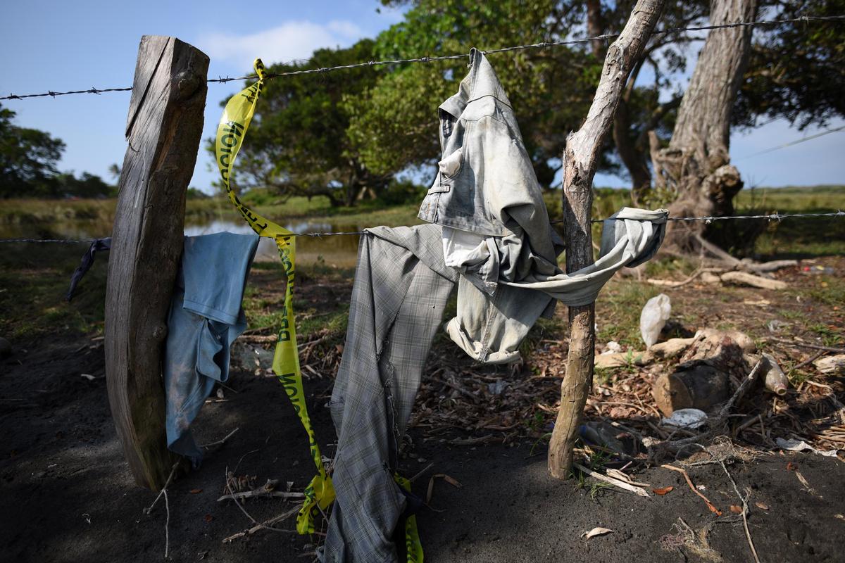 Clothing is pictured on a wire fence at site of unmarked graves where a forensic team and judicial authorities are working in after human skulls were found, in Alvarado, in Veracruz state, Mexico on March 19, 2017. (REUTERS/Yahir Ceballos)