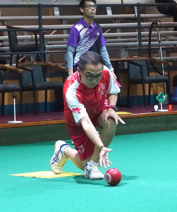 Hong Kong representative Stanley Lai (delivering) faced a shock defeat against Melvin Tan from Singapore in the World Cup Singles Championship in Warilla, Australia and can only finished fifth in the group stage. (David Allen)