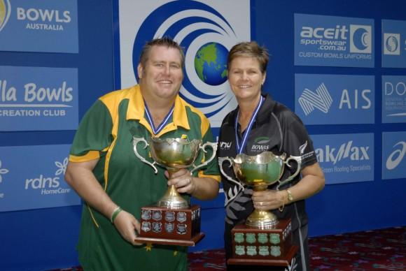 (L) Jeremy Henry of Australia and Jo Edwards of New Zealand winners of the 2017 indoor World Cup Singles Championship at Warilla Bowling Club in Australia on March 22, 2017. (David Allen)