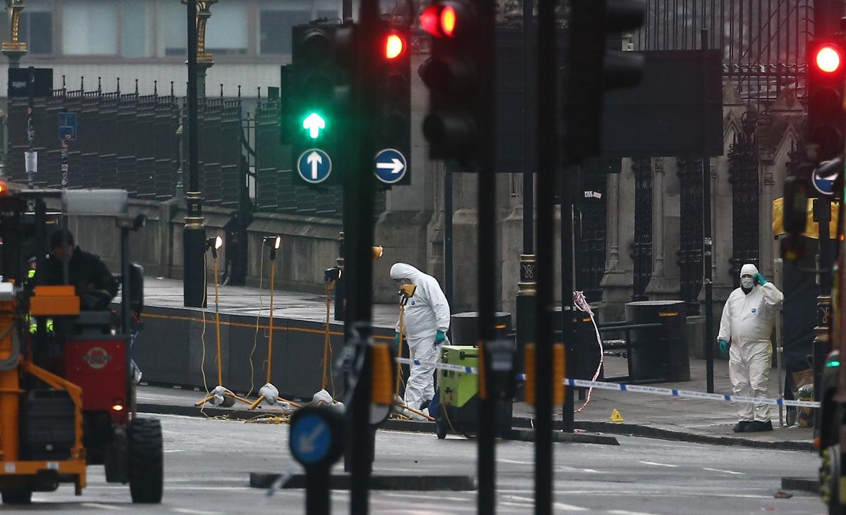 Forensics investigators and police officers work at the site near Westminster Bridge. (REUTERS/Neil Hall)