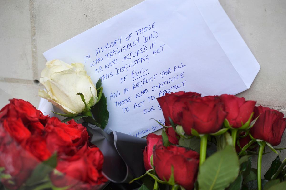 Flowers are left outside New Scotland Yard the morning after an attack in London, Britain on March 23, 2017. (REUTERS/Hannah McKay)