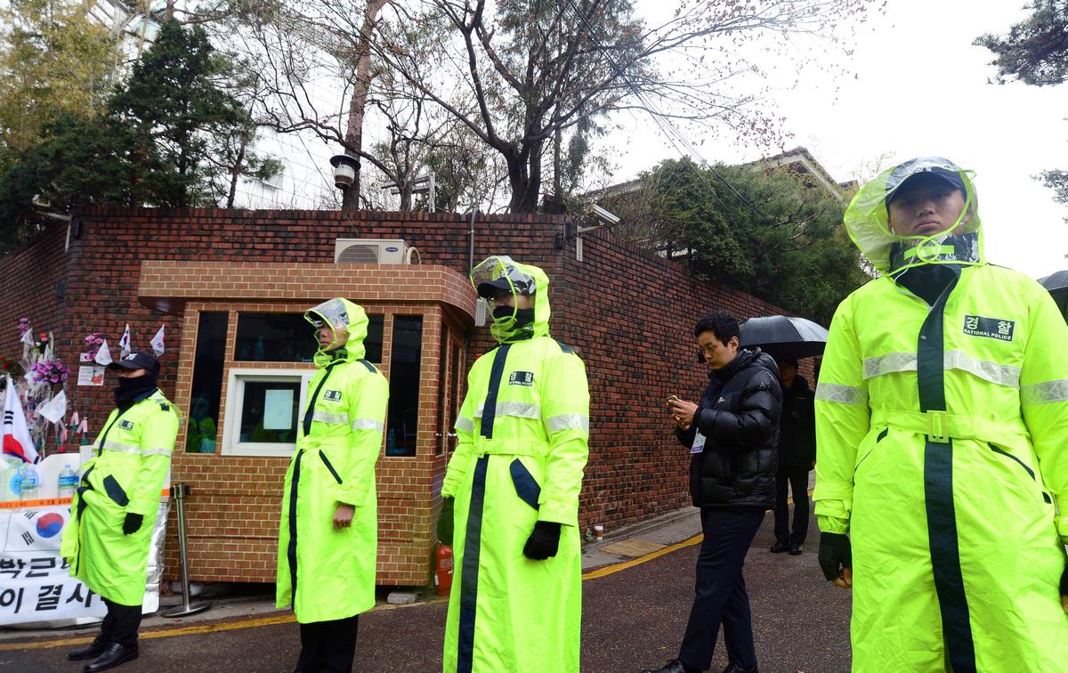 Policemen stand guard outside the house of South Korea's ousted leader Park Geun-hye in Seoul. (Choi Hyun-kyu/News1 via REUTERS)