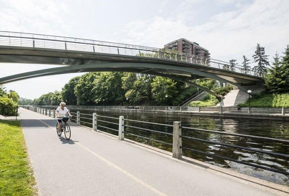 One of Ottawa's many bike paths runs alongside the Rideau Canal. (Ottawa Tourism)