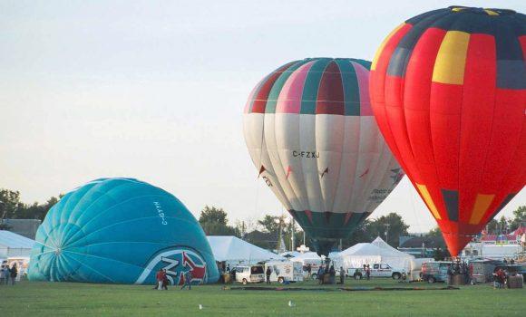 Filling balloons with hot air during the annual balloon festival on Labour Day weekend in Gatineau. (Public Domain)