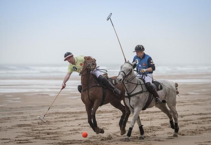 Andy Burgess (R) riding Tonka and Daniel Loe (L) riding La Sofia practice for the forthcoming Aspall Polo on the Beach at Watergate Bay in Cornwall, England, on March 29, 2017. (Matt Cardy/Getty Images)