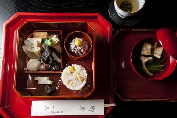 Matsutake mushroom and spinach soup, alongside a lacquer tray of vegetarian bites from Ikkyu. (Annie Wu/Epoch Times)
