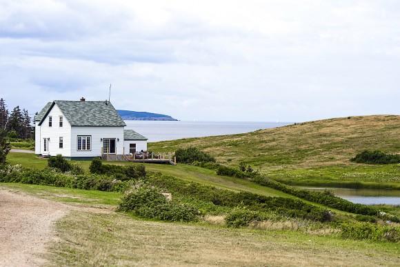 Oceanfront house on Cape Breton Island. (Natalia Bratslavsky/shutterstock)