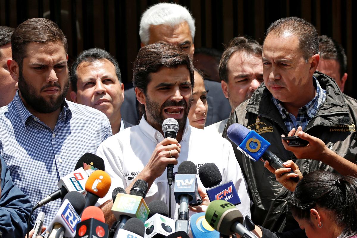 Juan Andres Mejia, deputy of Venezuelan coalition of opposition parties (MUD), talks to the media outside the offices of the opposition party Justice First (Primero Justicia), next to his fellow deputies Juan Requesens (L) and Richard Blanco (R) in Caracas, Venezuela on March 31, 2017. (REUTERS/Carlos Garcia Rawlins)