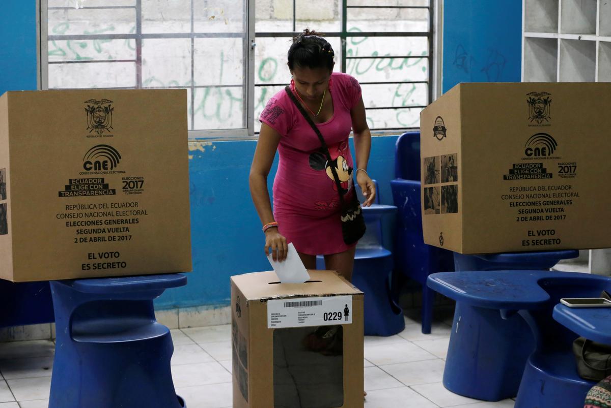 A woman casts her vote in a school used as a polling station during the presidential election, in Guayaquil, Ecuador on April 2, 2017. (REUTERS/Henry Romero)