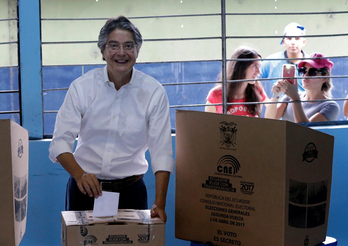 Ecuadorean presidential candidate Guillermo Lasso casts his vote during the presidential election in Guayaquil, Ecuador on April 2, 2017. (REUTERS/Henry Romero)