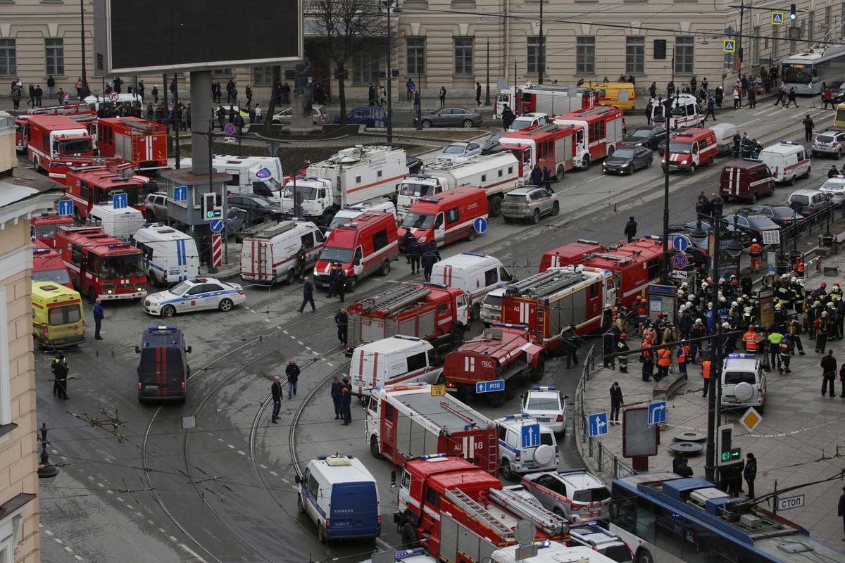 General view of emergency services attending the scene outside Sennaya Ploshchad metro station, following explosions in two train carriages in St. Petersburg, Russia on April 3, 2017. (REUTERS/Anton Vaganov)