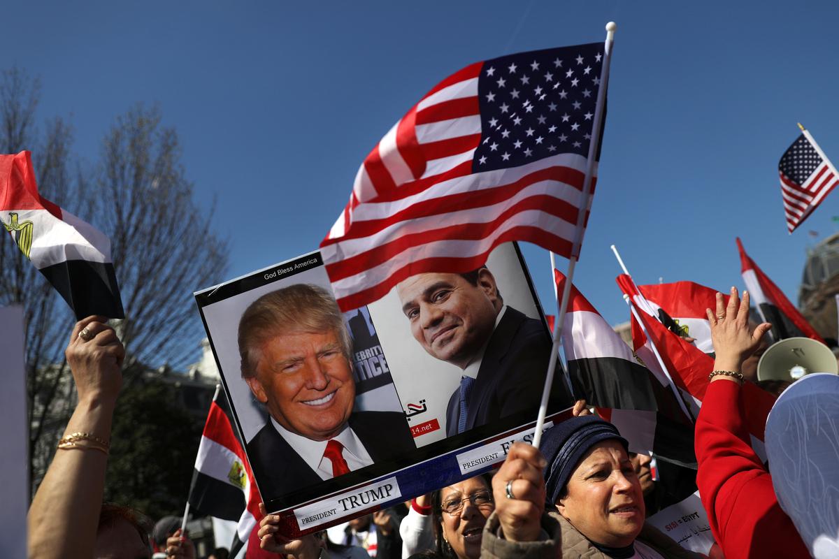 Supporters of Egypt's President Abdel Fattah al-Sisi gather outside the White House prior to his arrival for a meeting with U.S. President Donald Trump in Washington on April 3, 2017. (REUTERS/Carlos Barria)