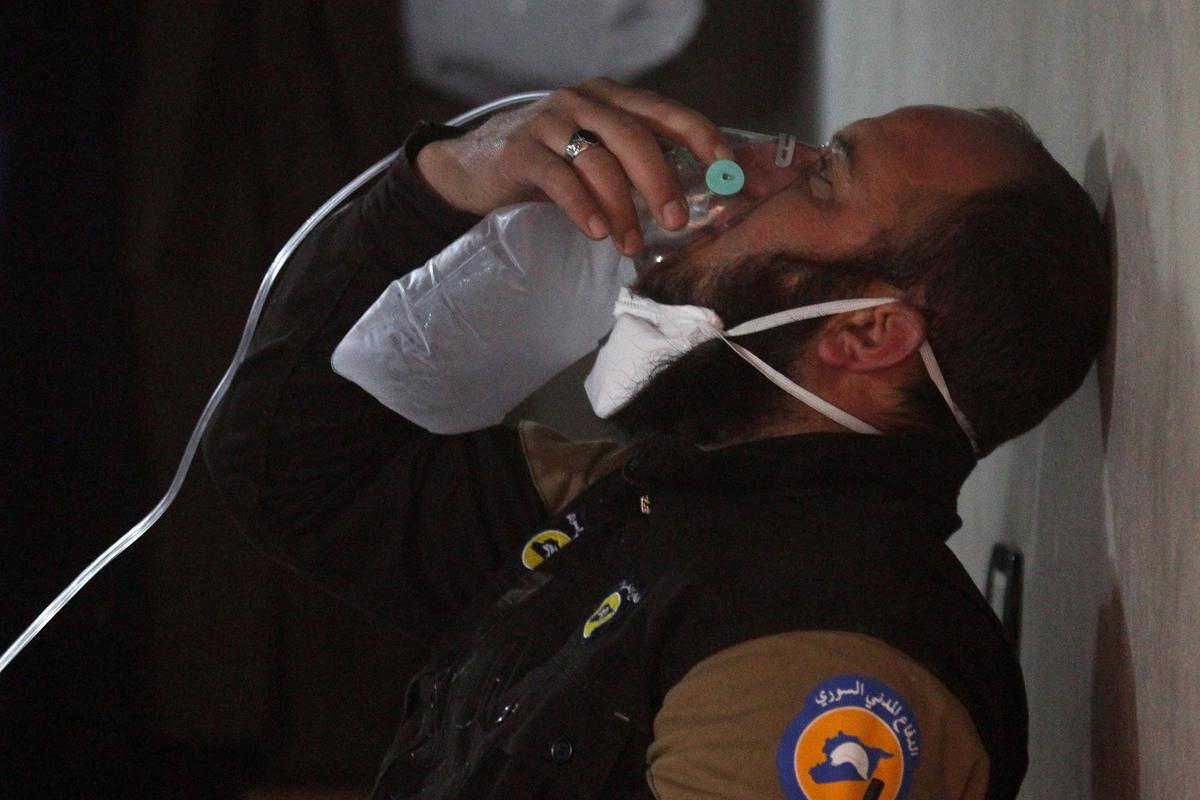 A civil defence member breathes through an oxygen mask, after what rescue workers described as a suspected gas attack in the town of Khan Sheikhoun in rebel-held Idlib, Syria on April 4, 2017. (REUTERS/Ammar Abdullah)