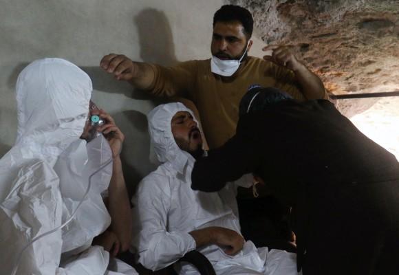 A man breathes through an oxygen mask as another one receives treatments, after what rescue workers described as a suspected gas attack in the town of Khan Sheikhoun in rebel-held Idlib, Syria April 4, 2017. (REUTERS/Ammar Abdullah)