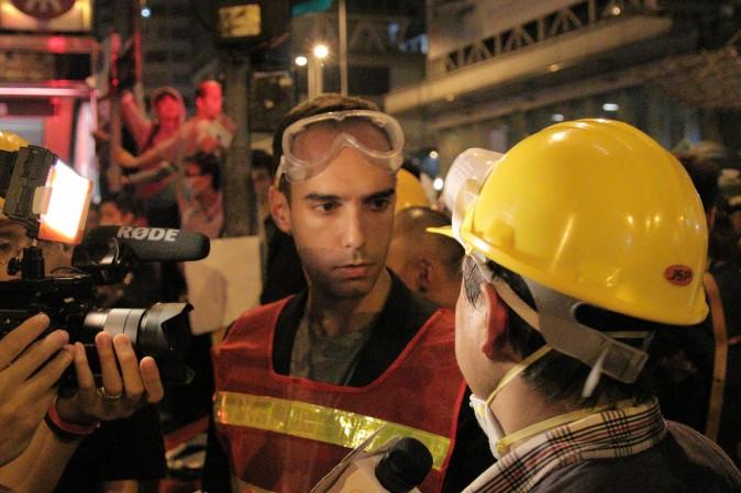 Chappell interviews protestors in Mong Kok, Hong Kong during the Umbrella Movement. November 15, 2014. (Ben Chasteen/Epoch Times)