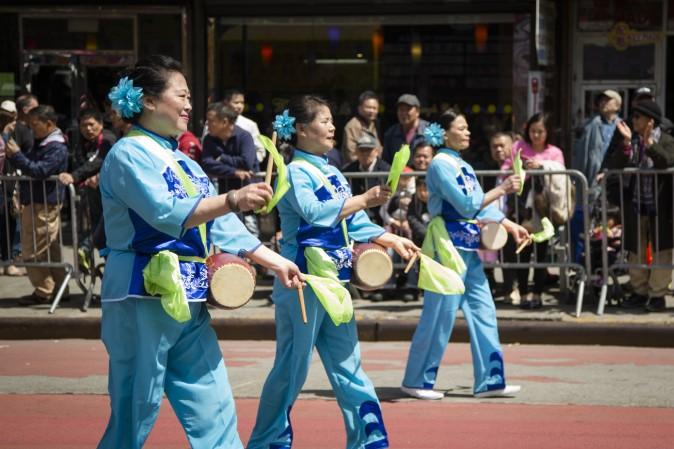 A waist drum troupe, made up of Falun Gong practitioners, marches in a parade in Flushing, New York, on April 23, 2017, to commemorate the 18th anniversary of the April 25th peaceful appeal of 10,000 Falun Gong practitioners in Beijing. (Samira Bouaou/The Epoch Times)