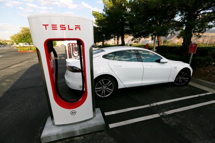 FILE PHOTO -- A Tesla Model S charges at a Tesla Supercharger station in Cabazon, Calif. May 18, 2016. (REUTERS/Sam Mircovich/File Photo)