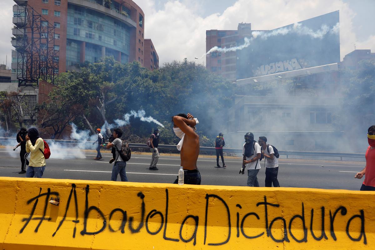 Demonstrators rally against Venezuela's President Nicolas Maduro's government in Caracas, Venezuela on April 10, 2017. (REUTERS/Carlos Garcia Rawlins)
