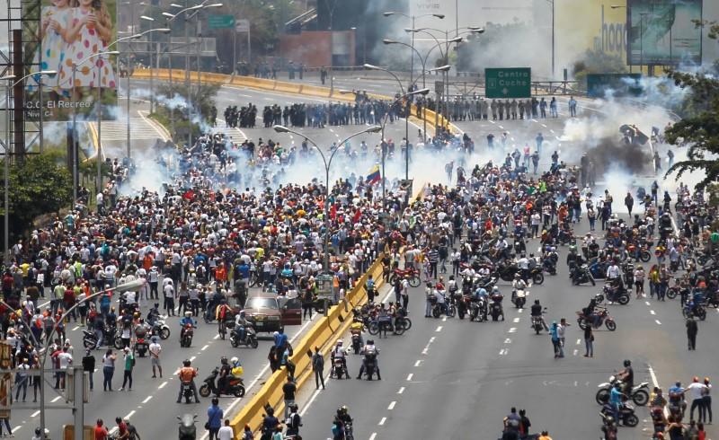 Demonstrators clash with riot police while ralling against Venezuela's President Nicolas Maduro's government in Caracas, Venezuela on April 10, 2017. (REUTERS/Christian Veron)