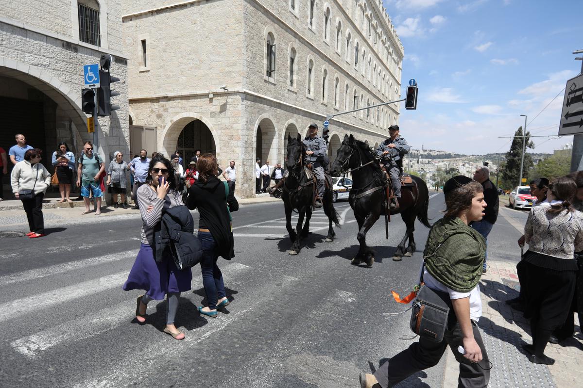 Israeli policemen on horses keep the order following a stabbing attack just outside Jerusalem's Old City, according to Israeli police on April 14, 2017. (REUTERS/Ammar Awad)