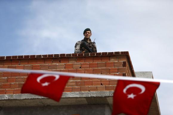 Turkish security officer is seen on the roof next to the polling station during a referendum in the Aegean port city of Izmir, Turkey, April 16, 2017. (REUTERS/Osman Orsal)