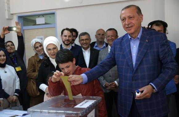 Turkish President Tayyip Erdogan (R) with his wife Emine casts his ballot at a polling station during a referendum in Istanbul, Turkey, April 16, 2017. (REUTERS/Murad Sezer)