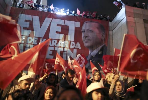 Supporters of Turkish President Tayyip Erdogan celebrate at the AK party headquarters in Istanbul, Turkey, April 16, 2017. (REUTERS/Alkis Konstantinidis)