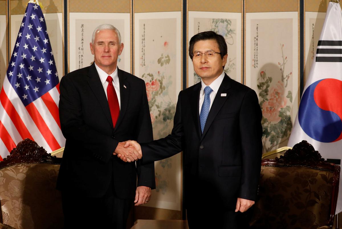 U.S. Vice President Mike Pence shakes hands with acting South Korean President and Prime Minister Hwang Kyo-ahn during their meeting in Seoul, South Korea on April 17, 2017. (REUTERS/Kim Hong-Ji)
