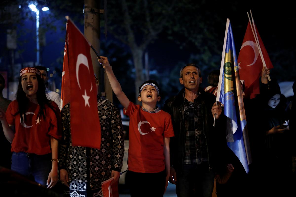 Supporters of Turkish President Tayyip Erdogan chant the national anthem as they celebrate in Istanbul. (REUTERS/Alkis Konstantinidis)