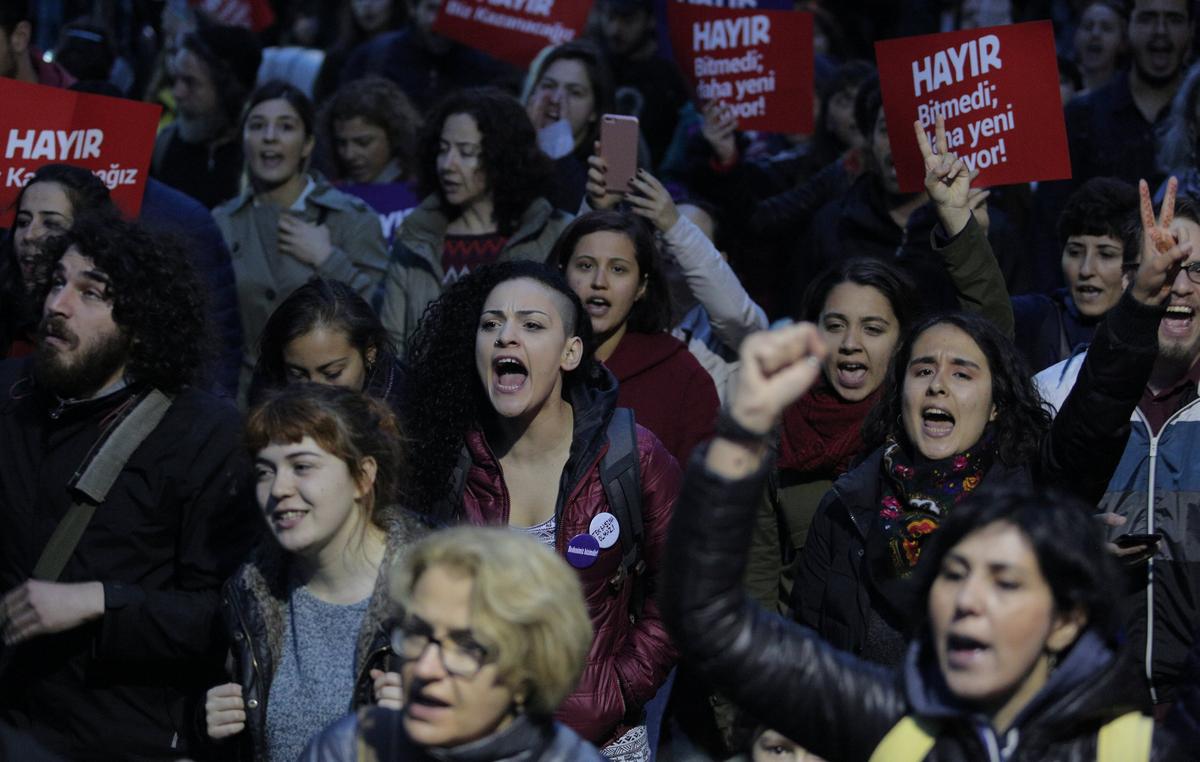 Anti-government demonstrators shout slogans during a protest in the Kadikoy district of Istanbul, Turkey on April 17, 2017. (REUTERS/Kemal Aslan)