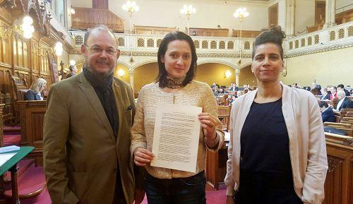 (L-R) A resolution condemning the Chinese regime for organ harvesting that was proposed by Vienna councilors Peter Florianschütz, Gudrun Kugler, and El-Nagashi Faika was unanimously passed by the Vienna Provincial Parliament on April 7, 2017. (Minghui.org)