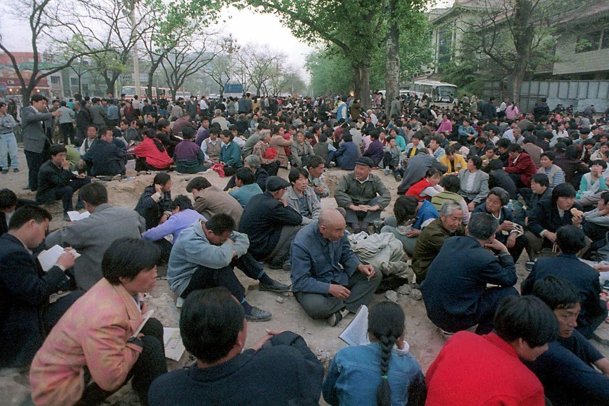 Falun Gong practitioners gathered around Zhongnanhai to silently, peacefully appeal for fair treatment on April 25, 1999. (Photo courtesy Clearwisdom.net)