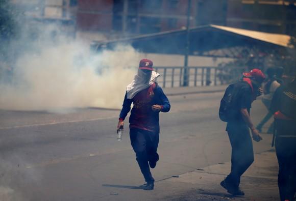 Demonstrators clash with riot police during the so-called "mother of all marches" against Venezuela's President Nicolas Maduro in Caracas, Venezuela April 19, 2017. (REUTERS/Carlos Garcia Rawlins)