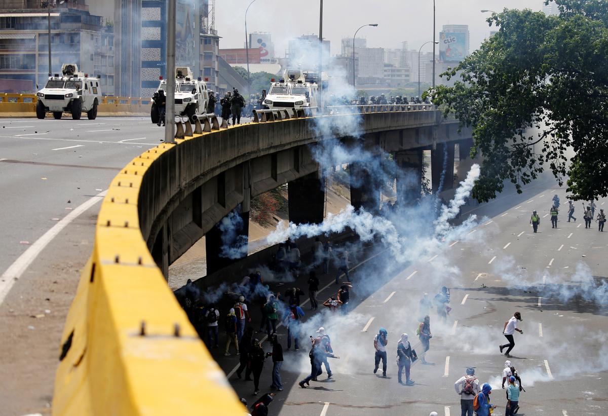 Demonstrators clash with riot police during the so-called "mother of all marches" against Venezuela's President Nicolas Maduro in Caracas, Venezuela on April 19, 2017. (REUTERS/Carlos Garcia Rawlins)