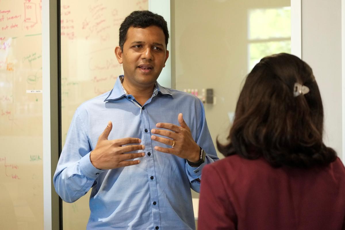 Guru Harihara, the CEO of startup Boomerang Commerce, discusses business issues with director of finance Jaya Jaware at the company's headquarters in Mountain View, Calif., on April 21, 2017. (REUTERS/Stephen Nellis)