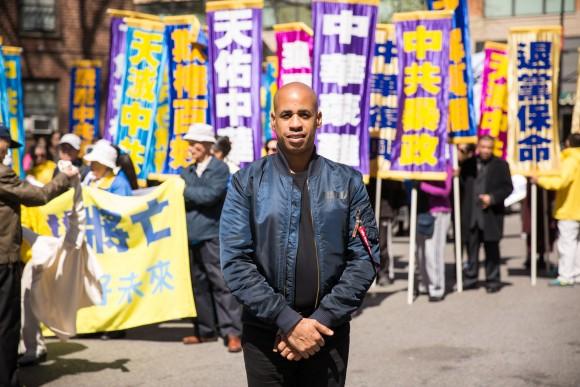 Musician Sterling Campbell at the Falun Gong parade in Flushing, New York, on April 23, 2017, to commemorate the 18th anniversary of the April 25th peaceful appeal of 10,000 Falun Gong practitioners in Beijing. (Benjamin Chasteen/The Epoch Times)