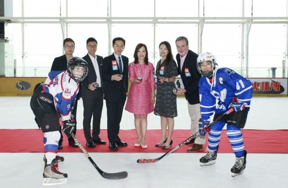 (L-R) Captain of HK Selects White (white), Mr Eason Fong, Operation Manager of Mega Ice, Mr Sam Wong, Executive Director of the Hong Kong Amateur Hockey Club, Mr Thomas Wu, Chairman of the Hong Kong Amateur Hockey Club and title sponsor for the 2017 Mega Ice Hockey 5's Youth Divisions, Ms. Czarina Man, Director of MegaBox, Ms Christina Wong, Senior Manager of Mega Ice, Mr. Tom Barnes Tournament Advisor and captain of Bangkok Warriors (blue), officiate today's Mega Ice 5's Youth Divisions puck drop ceremony. (Mega Ice)