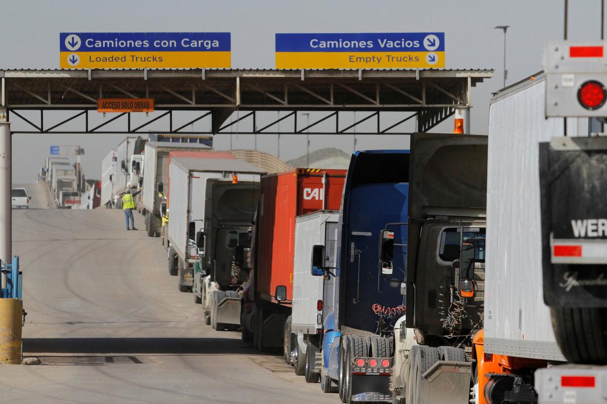 Trucks wait in a long queue for border customs control to cross into the U.S. at the Otay border crossing in Tijuana, Mexico, on Feb. 2, 2017. (REUTERS/Jorge Duenes)