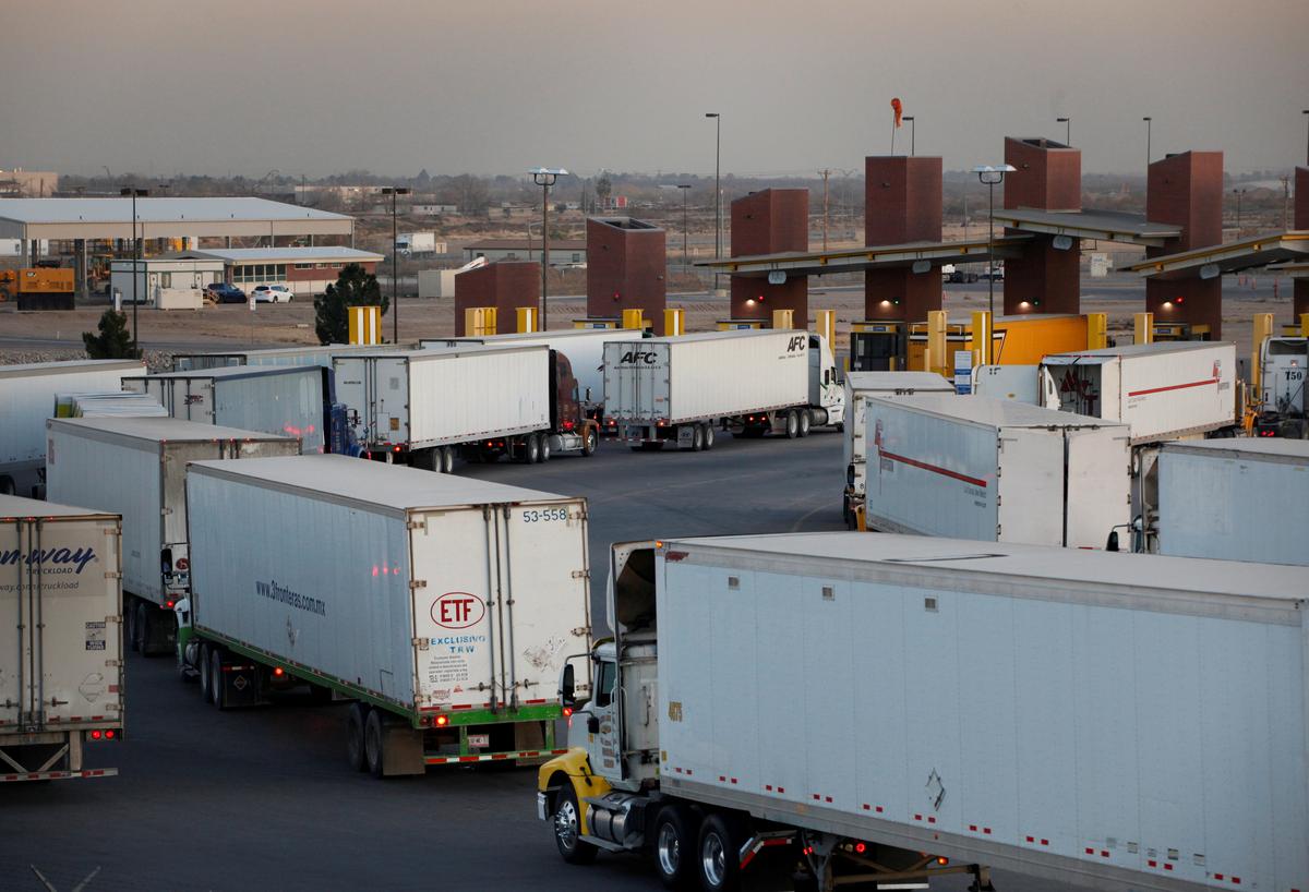 Trucks wait at the international border bridge Zaragoza to cross over to El Paso, USA, in Ciudad Juarez, Mexico, on Dec. 20, 2016. (REUTERS/Jose Luis Gonzalez)