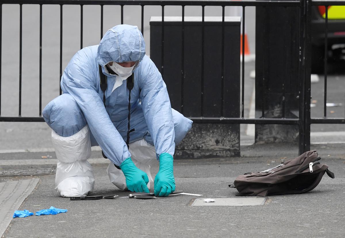 A forensic investigator recovers knives after man was arrested on Whitehall in Westminster, central London, Britain on April 27, 2017. (REUTERS/Toby Melville)