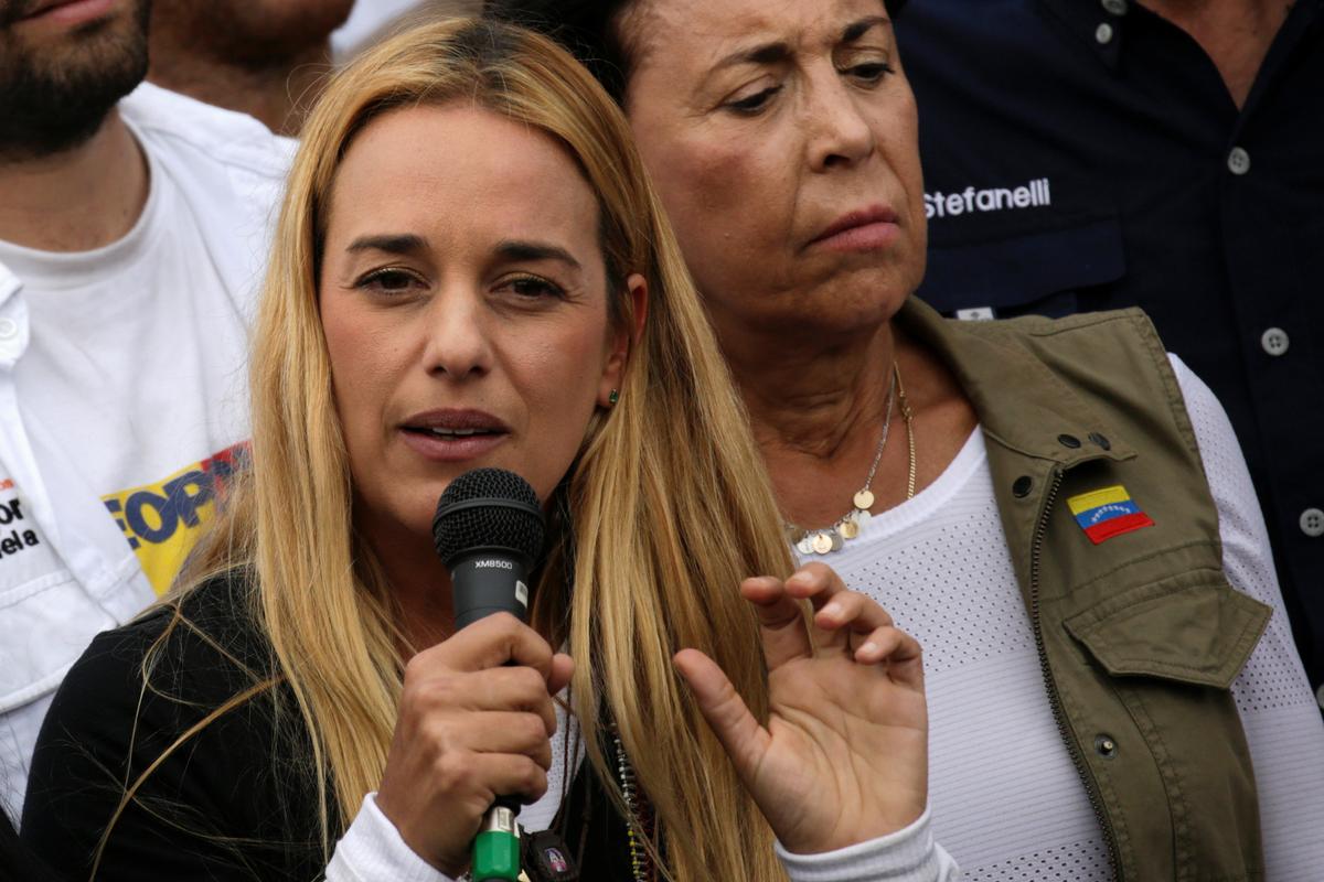 Lilian Tintori, wife of jailed Venezuelan opposition leader Leopoldo Lopez, during a rally in support of political prisoners and against Venezuelan President Nicolas Maduro, outside the military prison of Ramo Verde, in Los Teques, Venezuela on April 28, 2017. (REUTERS/Marco Bello)