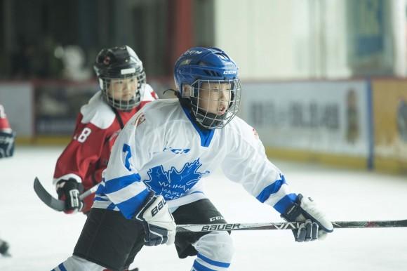 Wuhan Maple Leafs (white) attack against Singapore Ice Dragons in the Mini Squirts B division on Friday April 28, 2017. (Bill Cox/Epoch Times)