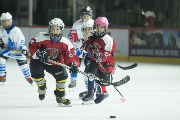 Singapore Ice Dragons (Red) playing against Wuhan Maple Leafs in the Mini Squirts B division on Friday April 28, 2017. (Bill Cox/Epoch Times)