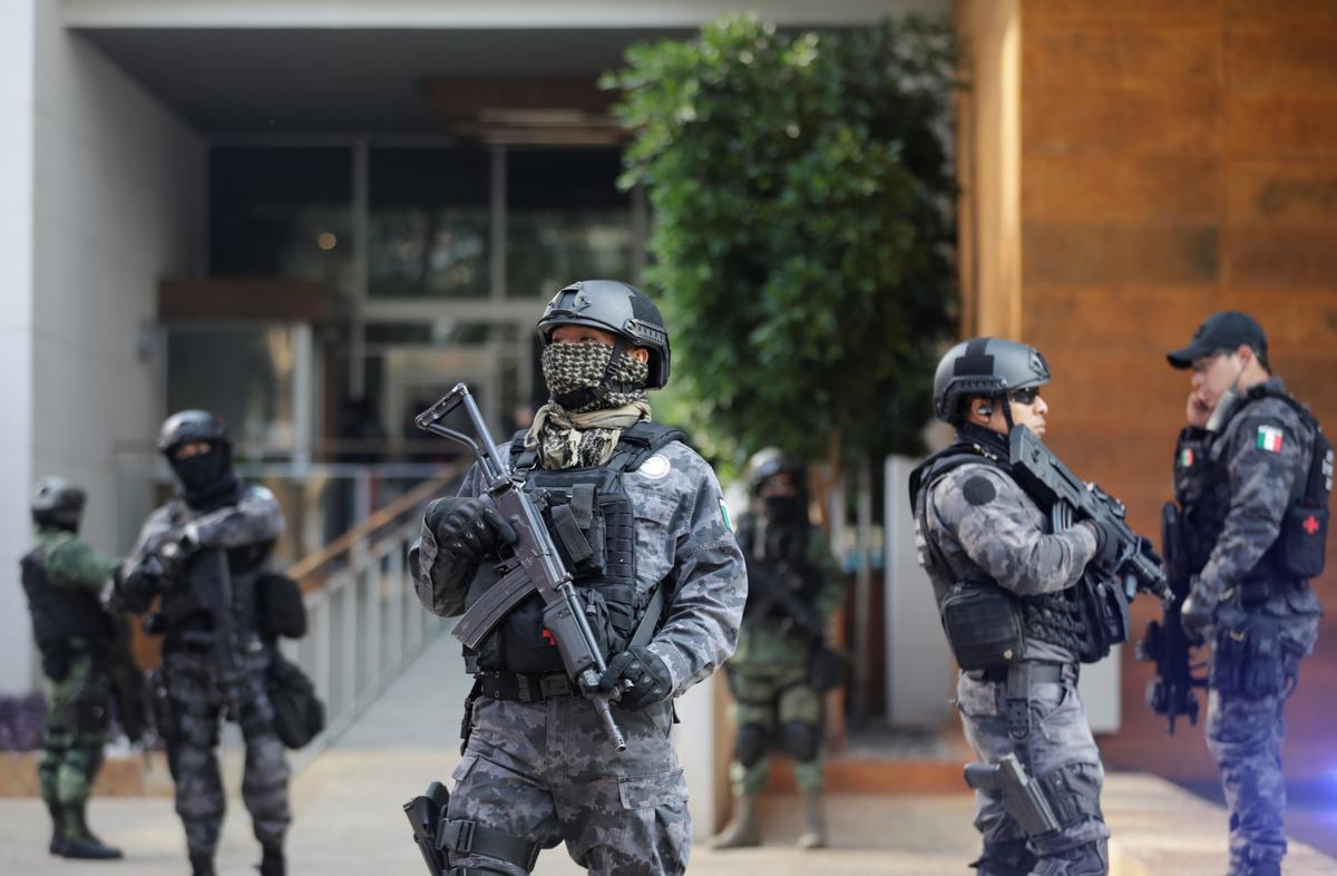 Police officers stand guard outside a building where drug kingpin Damaso Lopez, nicknamed "The Graduate", was arrested in Mexico City, Mexico on May 2, 2017. (REUTERS/Henry Romero)