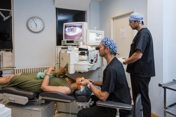 Dr. Steven Stetson holds the Femtosecond laser and demonstrates how a patient would be positioned during the KAMRA inlay procedure in his office at Diamond Vision in New York on Aug. 26, 2016. (Samira Bouaou/Epoch Times)