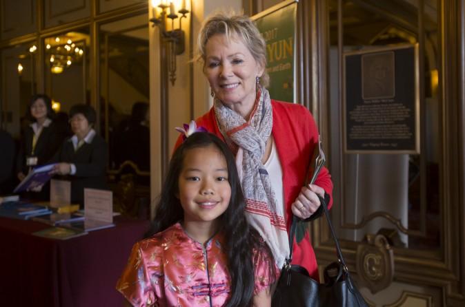 Three-time Emmy Award-winning actress Jean Smart, known for "Designing Women," "Frasier," and "Samantha Who?" returned to see Shen Yun Performing Arts for the fourth time with her adopted daughter, Bonnie, at the Granada Theatre on Sunday afternoon, Mar. 26, 2017. (Yaning Liu/Epoch Times)