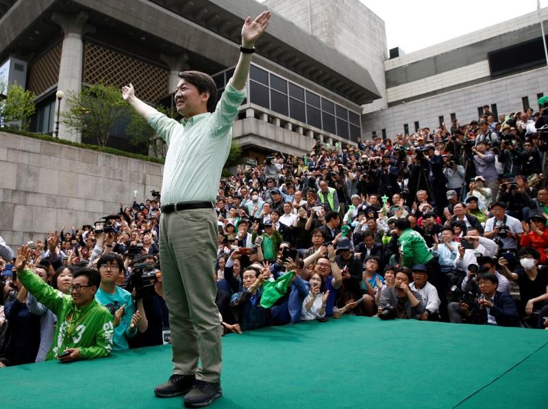 Ahn Cheol-soo, the presidential candidate of the People's Party, attends his election campaign rally in Seoul, South Korea on May 8, 2017. (REUTERS/Kim Kyung-Hoon)