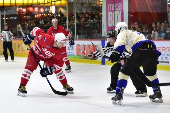 Face-off between Totachi CCCP (Red) and Pandoo Nation in the Mega Ice 2017 Hockey 5's on May 6, 2017. (Bill Cox/Epoch Times)